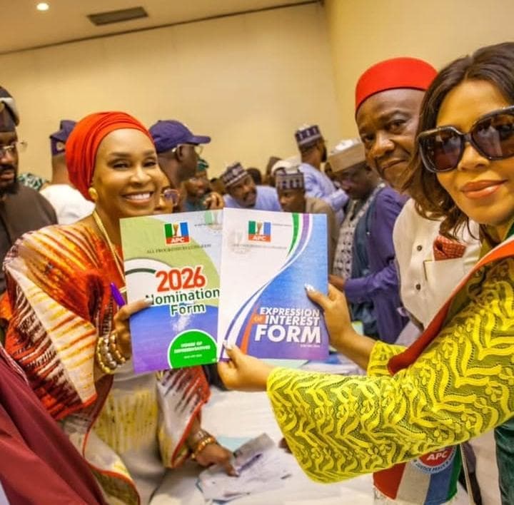 Moment from the nomination form pickup